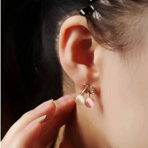 Boucles d'oreilles cerise avec pierres opale et accents de diamants sur tiges dorées