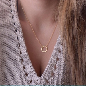 Collier minimaliste avec pendentif cercle doré sur une chaîne fine pour femmes élégant