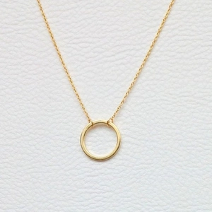 Collier minimaliste en or avec pendentif cercle éternité et chaîne à maillons fins