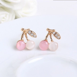 Boucles d'oreilles cerise en or rose avec pierres oeil de chat et accents en cristal