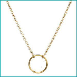 Collier en alliage plaqué or avec pendentif cercle minimaliste sur fond blanc