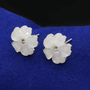 Korean White Flower Stud Earrings Resin Petal Alloy Rhinestone Inlaid Jewelry For Women Elegant Daily Fashion Accessory