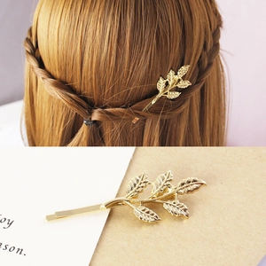 Pince à cheveux élégante en métal doré avec texture de feuilles et design de feuillage