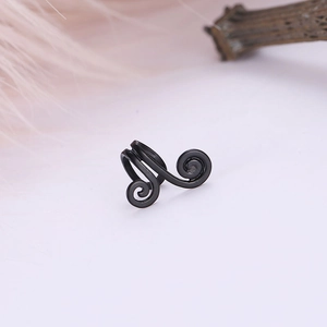 Detailansicht eines schwarzen Ohrclips aus Legierung mit Spiral-Design und Vintage-Stil