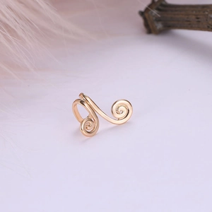 Detailansicht der polierten goldenen Spiral-Ohrklemme mit minimalistischem C-Design
