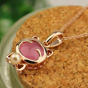 Katzenhalskette in Roségold mit rosa Opal-Anhänger und Perle auf Korkuntergrund