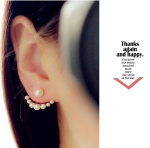 Gros plan de boucles d'oreilles en perles en forme d'éventail avec sept perles dégradées