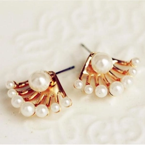 Élégantes boucles d'oreilles dorées en forme d'éventail avec perles style Art Déco