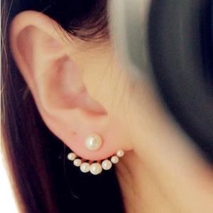 Élégantes boucles d'oreilles pendantes en perles blanches en forme d'éventail doré
