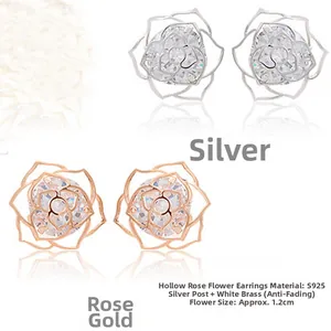 Détail de boucles d'oreilles rose évidée avec tige en argent S925 et zircone de 1,2 cm
