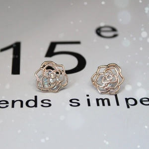 Vue détaillée de boucles d'oreilles rose doré évidées avec un oxyde de zirconium