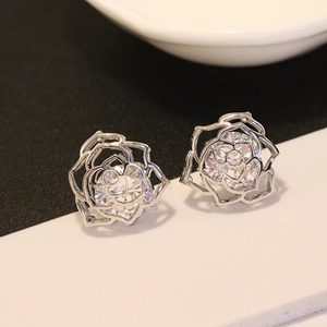 Boucles d'oreilles roses en argent S925 avec pétales ajourés et pierres en zircon