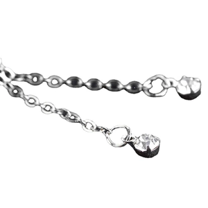 Bracelet de cheville en or rose avec papillon évidé et double glands scintillants