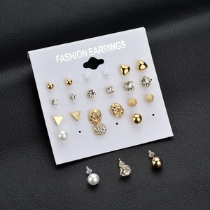 Set de 12 pares de pendientes dorados de moda con perlas y pedrería en tarjeta