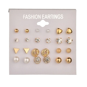 Set de 12 pares de pendientes dorados con perlas y circonitas en tarjeta display