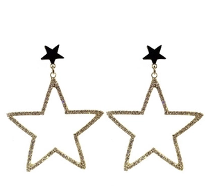 Détail de boucles d'oreilles étoiles doubles avec clous noirs et strass dorés