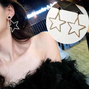Elegante koreaanse stijl holle ster oorbellen met fonkelende kristallen gedragen door model