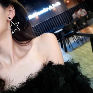 Boucles d'oreilles pendantes double étoile avec clou noir et grande étoile argentée brillante