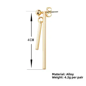 Détail des boucles d'oreilles géométriques en alliage de 4cm avec pendentifs dorés