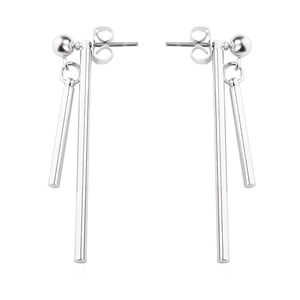 Gros plan détaillé de boucles d'oreilles cylindriques argentées au fini poli minimaliste