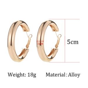 Detailansicht der 5cm goldenen Creolen mit 1cm Breite und praktischem Steckverschluss