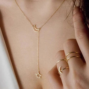 Minimalistische gouden maan en ster hanger ketting set met bijpassende elegante ringen