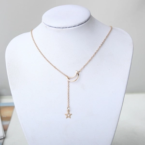 Collier minimaliste en Y doré avec fermoir croissant de lune et pendentif étoile ajourée chic