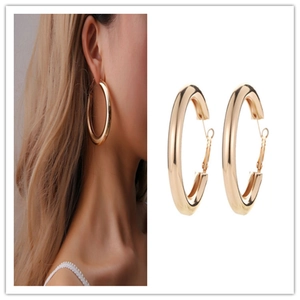Minimalistische große goldene Creolen mit klobigem, poliertem Design für einen modernen OL-Stil