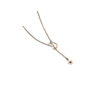 Collier en Y minimaliste avec pendentifs lune et étoile dans un élégant ton or rose