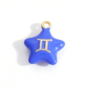 Detail eines blauen Sternanhängers mit goldenem Sternzeichen Zwillinge und Öse