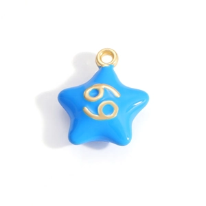 Detailansicht himmelblauer sternförmiger Krebs-Sternzeichen-Anhänger mit Goldöse