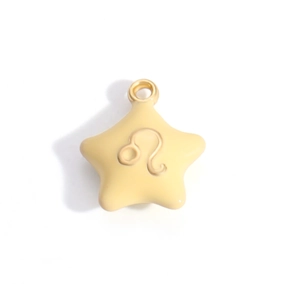 Detaillierte Nahaufnahme eines cremegelben Sternanhängers mit goldenem Löwe-Symbol