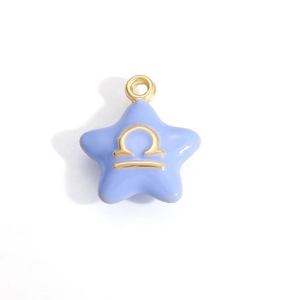 Nahaufnahme vom blauen Sternanhänger mit goldenem Waage-Sternzeichen und Ring