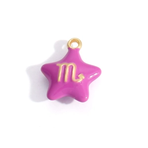 Makroaufnahme eines rosa Sternanhängers mit goldenem Skorpion-Sternzeichen für DIY-Schmuck