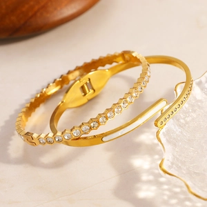 Bracelets en acier inoxydable plaqué or 18K avec motifs alvéolés et émail blanc chic