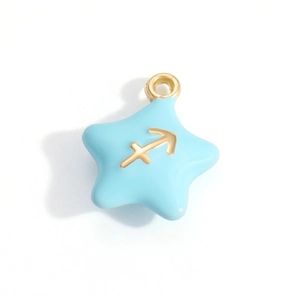 Detail eines hellblauen Sternanhängers mit goldenem Schütze Sternzeichen Symbol