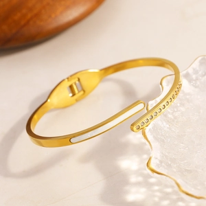 Bracelet jonc en acier inoxydable plaqué or 18K avec émail blanc et oxydes de zirconium