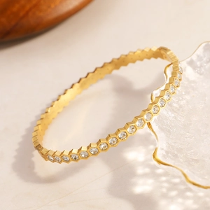 Bracelet minimaliste en acier inoxydable plaqué or 18K avec design nid d'abeille