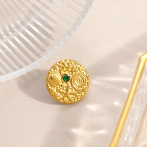 Goldene Brosche mit Muschel und Seestern Relief und einem grünen Edelstein Inlay