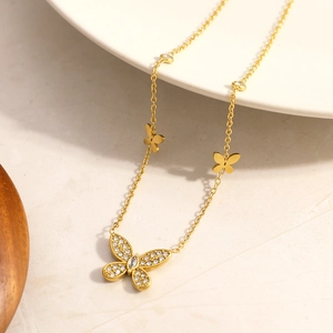 Collana in acciaio inossidabile placcata oro 18K con ciondoli a farfalla e zirconi