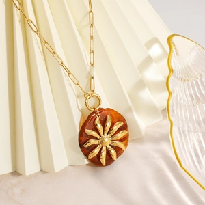 Collana con ciondolo a girasole in resina ambrata e catena a graffetta placcata oro 18K