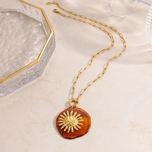 Collana boho in acciaio inossidabile placcato oro 18k con ciondolo sole in resina