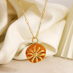 Collana a graffetta placcata oro 18k con ciondolo floreale vintage in resina ambra