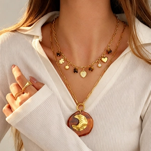 Collier Vintage en Acier Inoxydable pour Femmes Pendentifs Cœur Lune en Résine Ambre Strass Bijoux Plaqué Or 18K