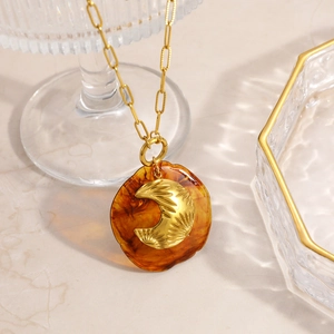 Collier bohème en acier inoxydable doré avec pendentif en résine ambre et détail de lune