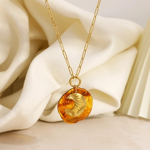 Collier vintage en acier inoxydable avec pendentif lune en résine ambrée et chaîne dorée