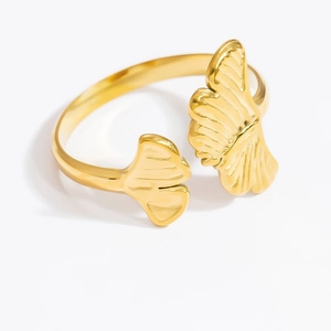 Détail macro de la bague feuille de ginkgo plaquée or 18k montrant la texture de la feuille