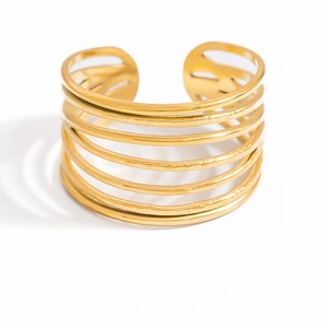 Détail du bracelet multicouche plaqué or 18k avec une surface à texture martelée unique