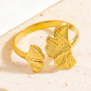 Bague ouverte feuilles de ginkgo en acier inoxydable doré 18K sur socle en pierre