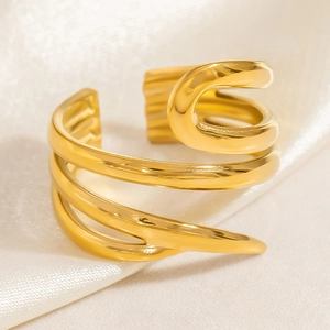 Bague enroulée minimaliste en acier inoxydable plaqué or 18k sur fond de soie blanche